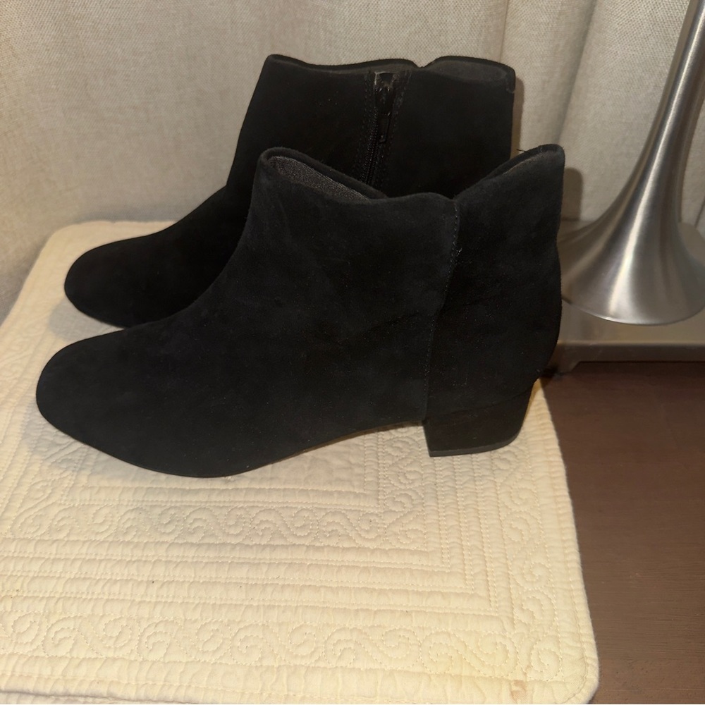 Clark’s Collection Black Ankle Suede Booties Size 9.5. Excellent condition